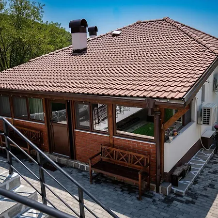 Case de vacanță никол