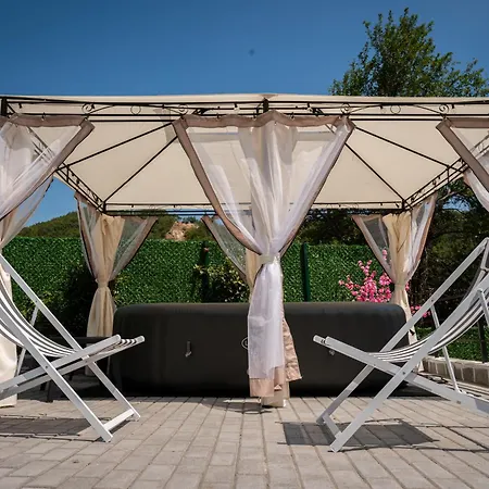 никол Case de vacanță